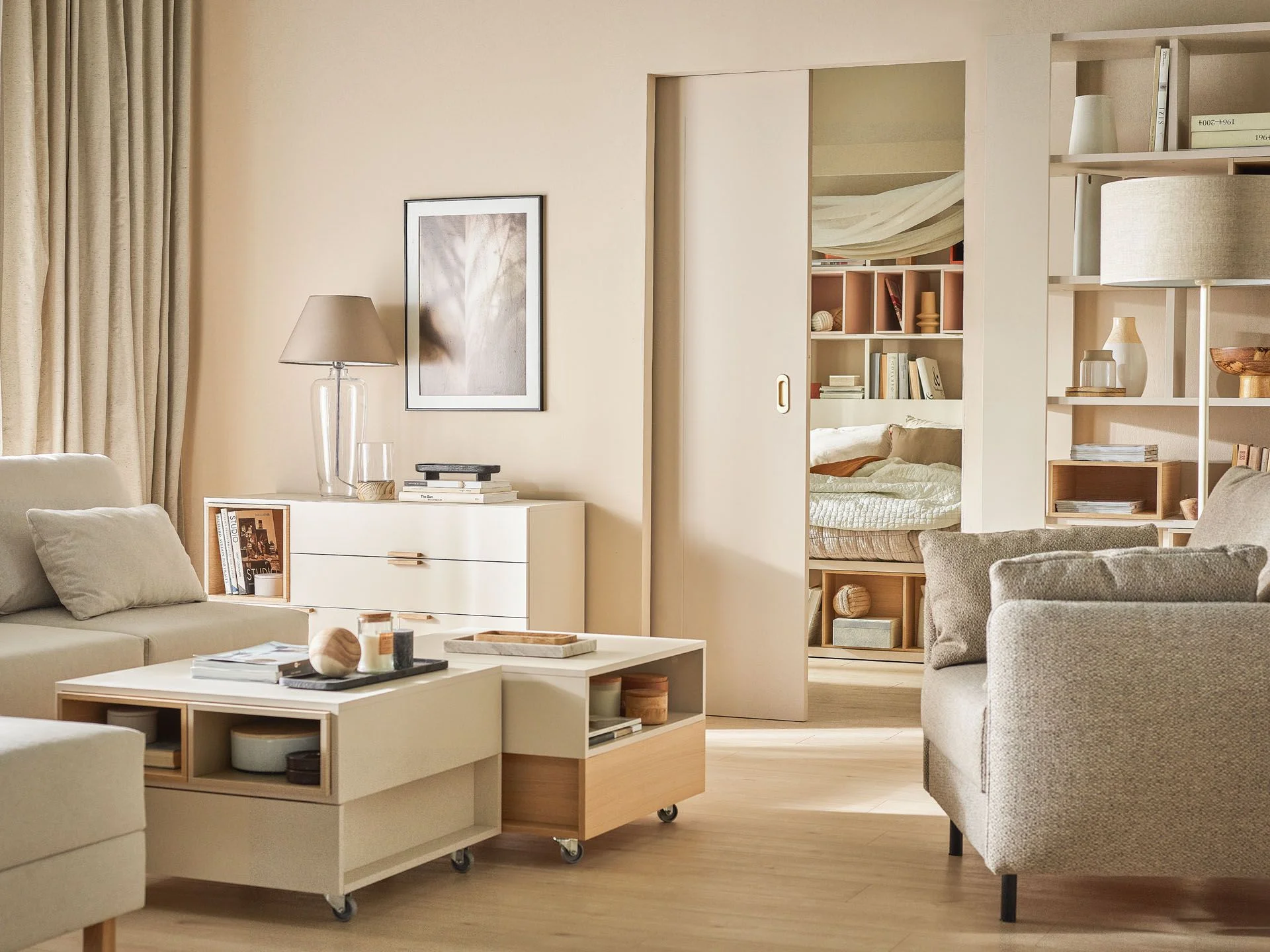 elegancki salon z mobilnymi stolikami kawowymi